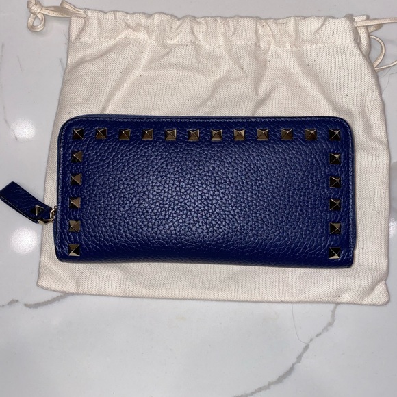 Valentino Garavani Rockstud Zipper Wallet - Picture 6 of 13
